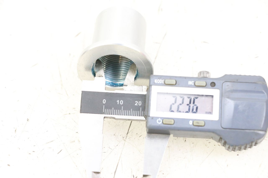 photo de ÉCROU TÉ FOURCHE ROYAL ENFIELD CONTINENTAL GT 650 (2019 - 2024) - Détail de la pièce