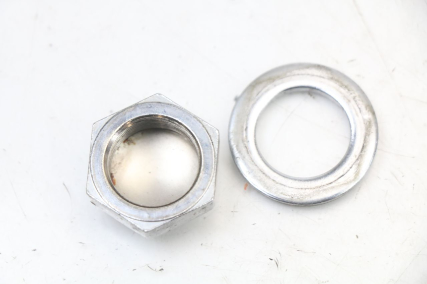 photo de ÉCROU TÉ FOURCHE KAWASAKI ZR7 ZR-7 S 750 (1999 - 2004) - Gros plan technique