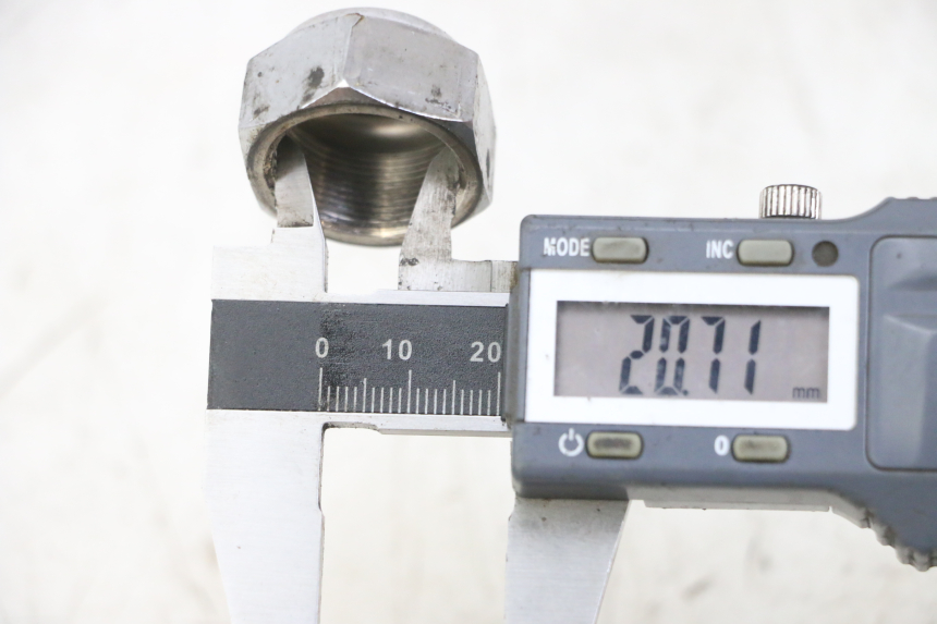 photo de ÉCROU TÉ FOURCHE YAMAHA FZS FAZER 600 (2001 - 2003) - Autre angle de vue