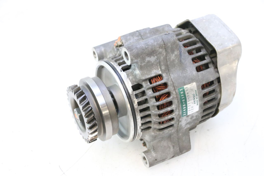 photo de ALTERNATEUR SUZUKI GSF N BANDIT 1200 (2001 - 2005) - Gros plan technique