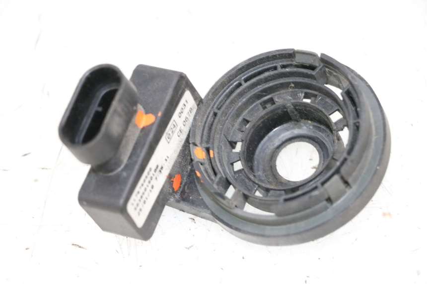 photo de ANTENNE TRANSPONDEUR PEUGEOT GEOPOLIS 400 (2007 - 2013) - Gros plan technique