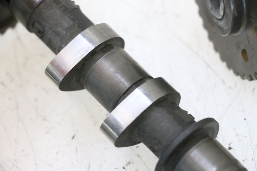 photo de ARBRE A CAMES SUZUKI SV S 650 (2003 - 2009) - Gros plan technique