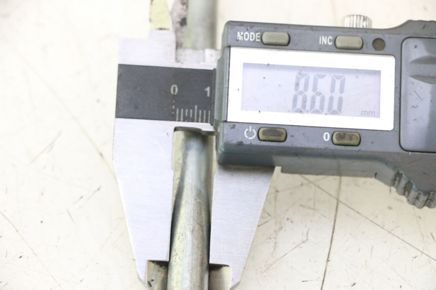 photo de ARBRE EMBRAYAGE YAMAHA XJR 1300 (1998 - 2002) - Gros plan technique