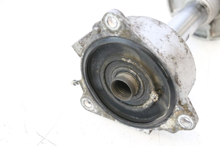 photo de ARBRE TRANSMISSION YAMAHA WAVE RUNNER GP R 1200 (2000 - 2003) - Gros plan technique