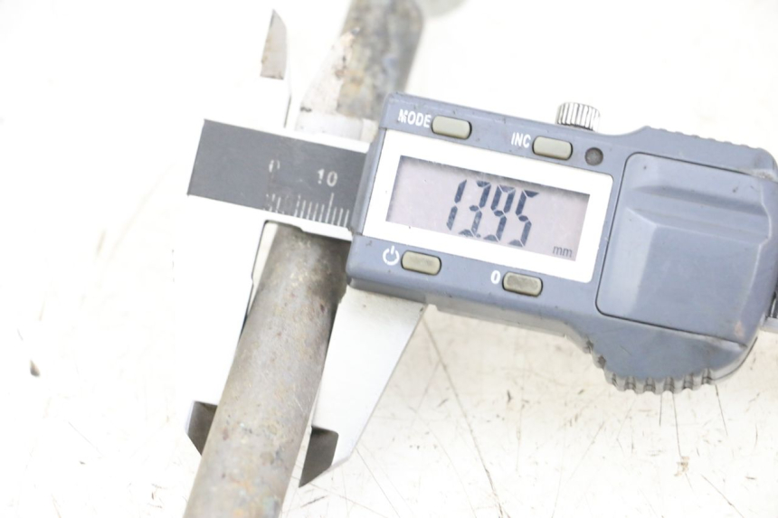 photo de Swingarm pivot bolt HYOSUNG GV AQUILA 125 (2000 - 2009) - Détail de la pièce