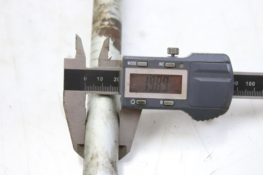 photo de AXE BRAS OSCILLANT HONDA CBF 500 (2004 - 2007) - Gros plan technique