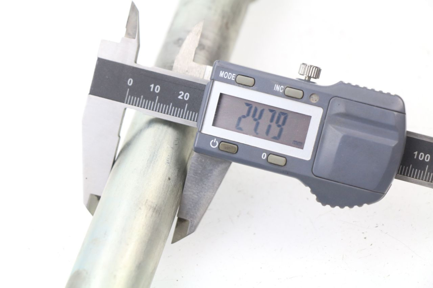 photo de AXE BRAS OSCILLANT HONDA CBR 929 RR FIREBLADE 900 (2000 - 2001) - Gros plan technique