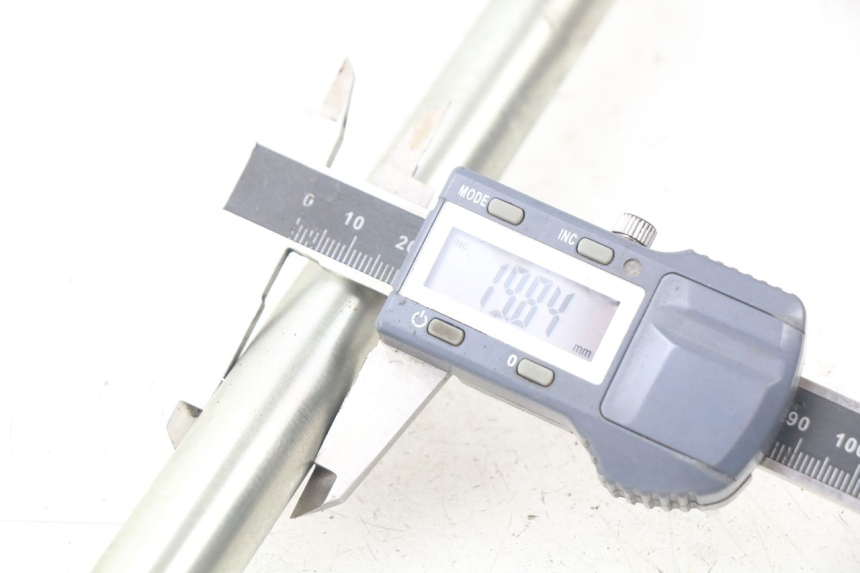 photo de AXE BRAS OSCILLANT YAMAHA FJR ABS 1300 (2006 - 2012) - Autre angle de vue