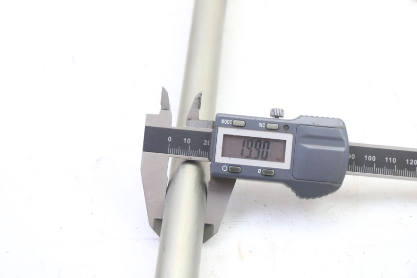 photo de AXE BRAS OSCILLANT YAMAHA FZ6 FAZER S2 600 (2007 - 2011) - Gros plan technique