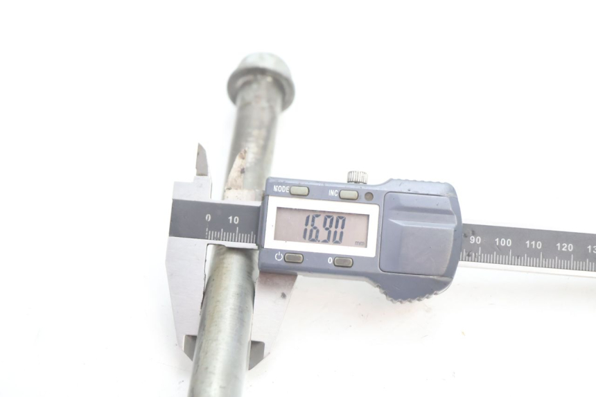 photo de AXE BRAS OSCILLANT KAWASAKI GPX F ZX750F 750 (1986 - 1990) - Gros plan technique
