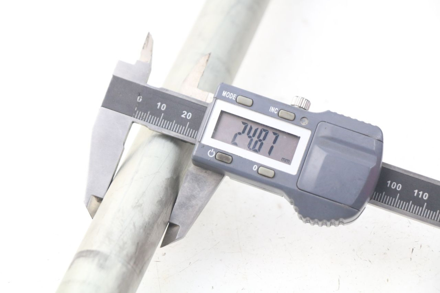 photo de AXE BRAS OSCILLANT SUZUKI GSX-R GSXR 600 (2001 - 2003) - Autre angle de vue