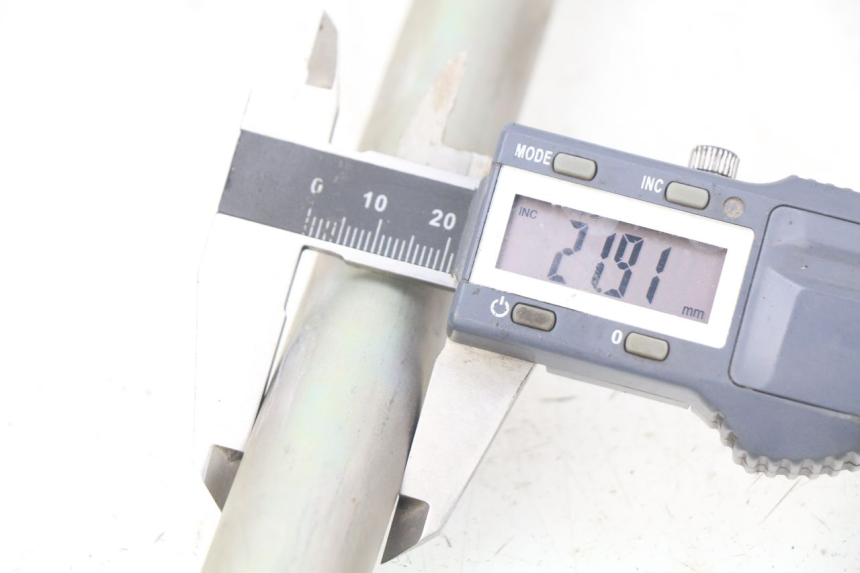 photo de AXE BRAS OSCILLANT SUZUKI GSX-R GSXR 750 (2011 - 2016) - Zoom état d’usage