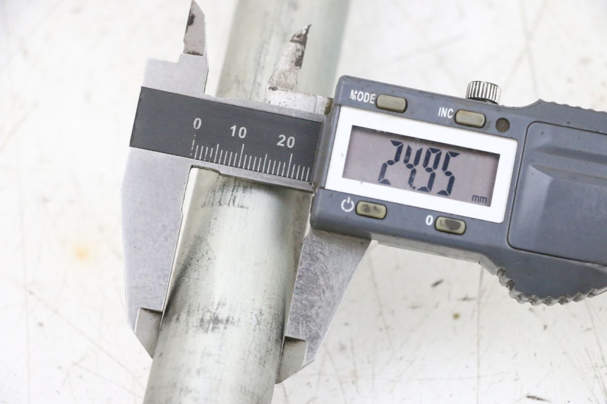 photo de AXE BRAS OSCILLANT SUZUKI GSXR GSX-R 1000 (2003 - 2004) - Gros plan technique