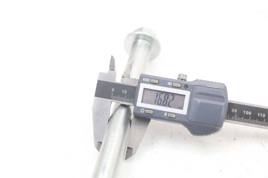 photo de AXE BRAS OSCILLANT ROYAL ENFIELD CONTINENTAL GT 650 (2019 - 2024) - Gros plan technique