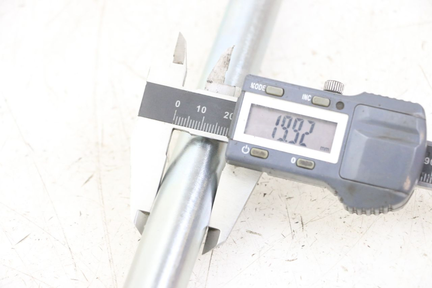 photo de AXE BRAS OSCILLANT ROYAL ENFIELD HYMALAYAN 410 (2016 - 2023) - Détail de la pièce