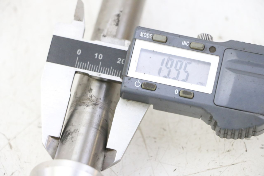 photo de AXE BRAS OSCILLANT TRIUMPH SPRINT 900 (1995 - 1998) - Gros plan technique