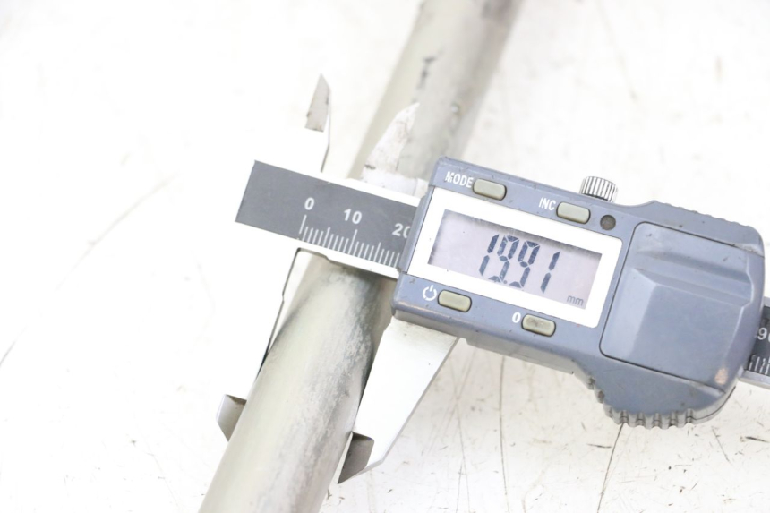 photo de AXE BRAS OSCILLANT SUZUKI GSR 750 (2011 - 2017) - Zoom état d’usage