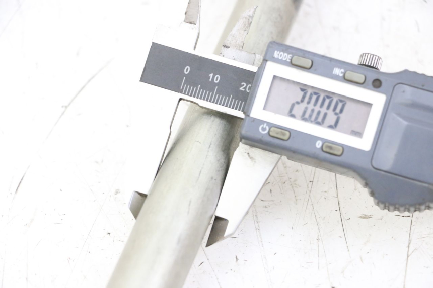 photo de AXE BRAS OSCILLANT SUZUKI GSX F GSXF 650 (2007 - 2015) - Détail de la pièce