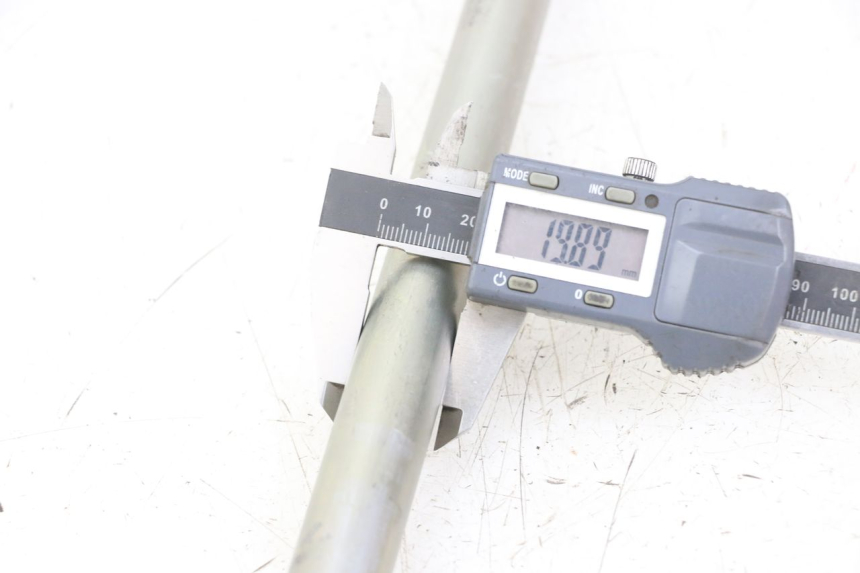 photo de AXE BRAS OSCILLANT SUZUKI GSX F GSXF 650 (2007 - 2015) - Détail de la pièce