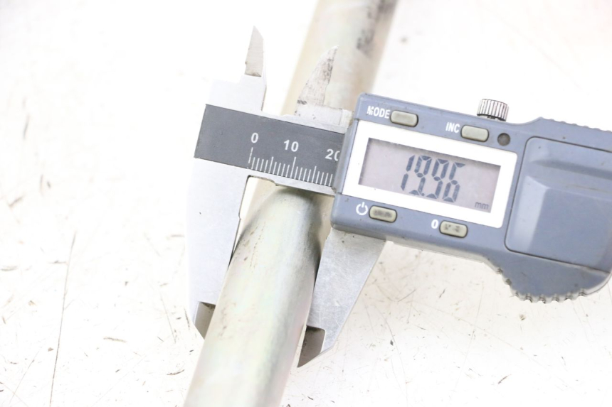 photo de AXE BRAS OSCILLANT SUZUKI GSX F GSXF 650 (2007 - 2015) - Détail de la pièce