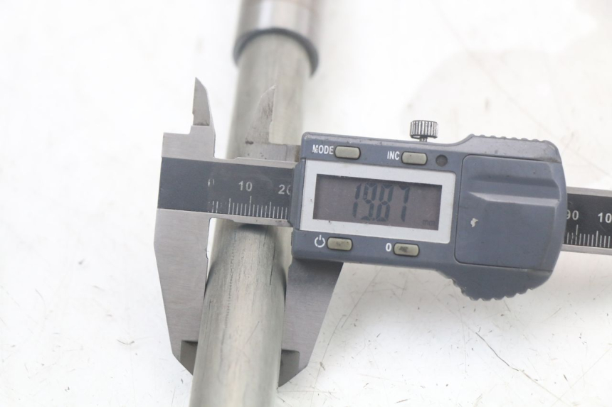 photo de AXE BRAS OSCILLANT SUZUKI SV N 650 (1999 - 2002) - Gros plan technique