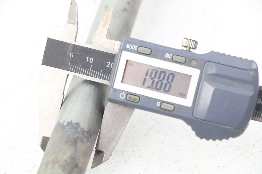 photo de AXE BRAS OSCILLANT SUZUKI SV S 650 (1999 - 2002) - Zoom état d’usage