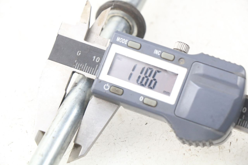 photo de AXE BRAS OSCILLANT YAMAHA TW 125 (1998 - 2002) - Autre angle de vue