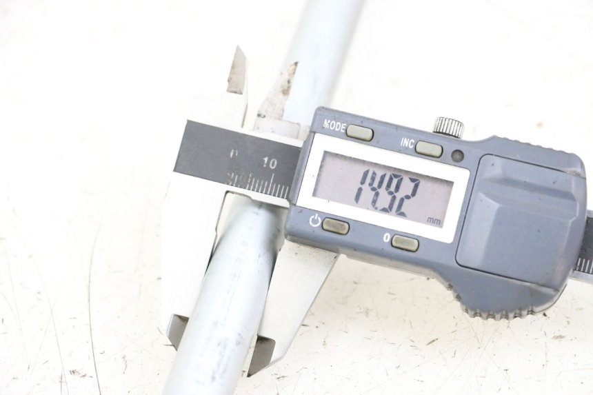 photo de Swingarm pivot bolt SUZUKI VL INTRUDER 125 (2004 - 2007) - Autre angle de vue