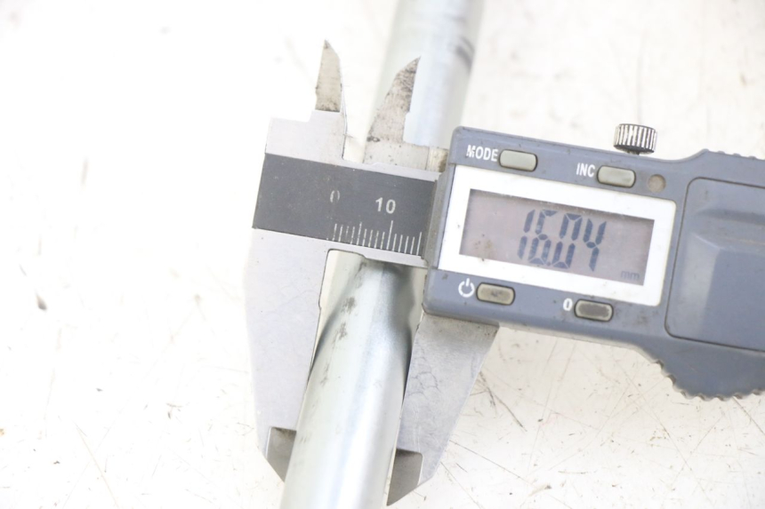 photo de AXE BRAS OSCILLANT YAMAHA XJN DIVERSION 600 (2000 - 2003) - Détail de la pièce