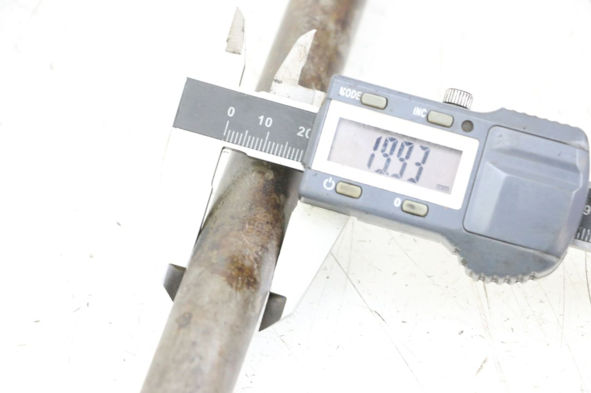 photo de AXE BRAS OSCILLANT YAMAHA FZ1 FAZER 1000 (2007 - 2009) - Détail de la pièce