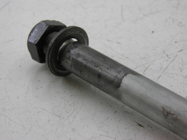 photo de AXE BRAS OSCILLANT YAMAHA FZS FAZER 1000 (2003 - 2005) - Détail de la pièce