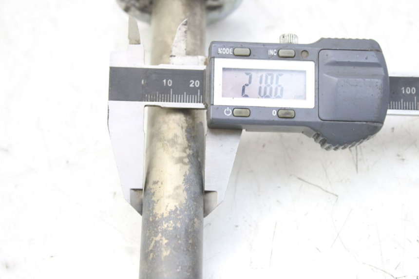 photo de AXE BRAS OSCILLANT YAMAHA YZF R1 1000 (2007 - 2008) - Zoom état d’usage