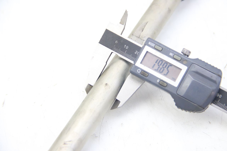 photo de AXE BRAS OSCILLANT KAWASAKI Z ABS 1000 (2014 - 2020) - Zoom état d’usage