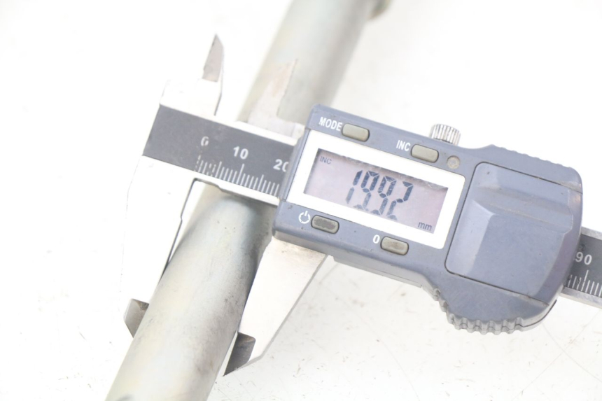 photo de AXE BRAS OSCILLANT KAWASAKI Z S 750 (2003 - 2006) - Gros plan technique