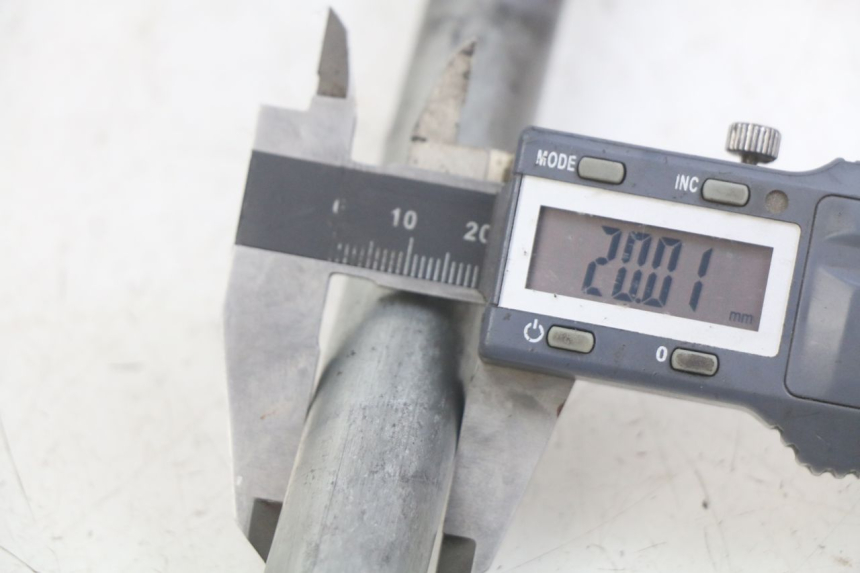 photo de AXE BRAS OSCILLANT KAWASAKI ZX-6R ZX6R 600 (1995 - 1997) - Gros plan technique