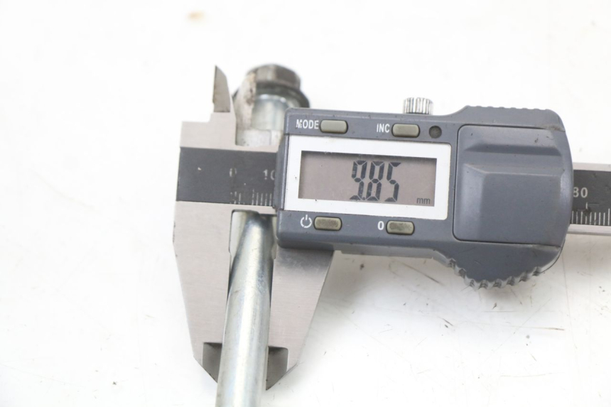 photo de AXE MOTEUR HYOSUNG GF 125 (2001 - 2005) - Gros plan technique