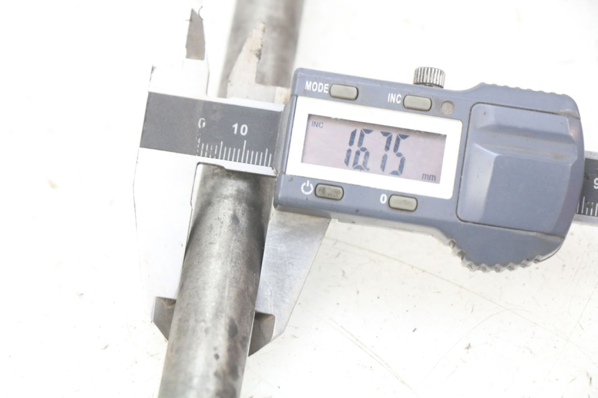 photo de AXE ROUE ARRIERE ROYAL ENFIELD BULLET CLASSIC 500 (2017 - 2020) - Détail de la pièce