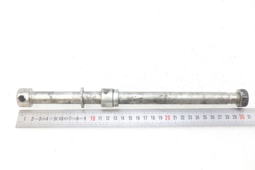 photo de AXE ROUE ARRIERE ROYAL ENFIELD BULLET CLASSIC 500 (2017 - 2020) - Gros plan technique