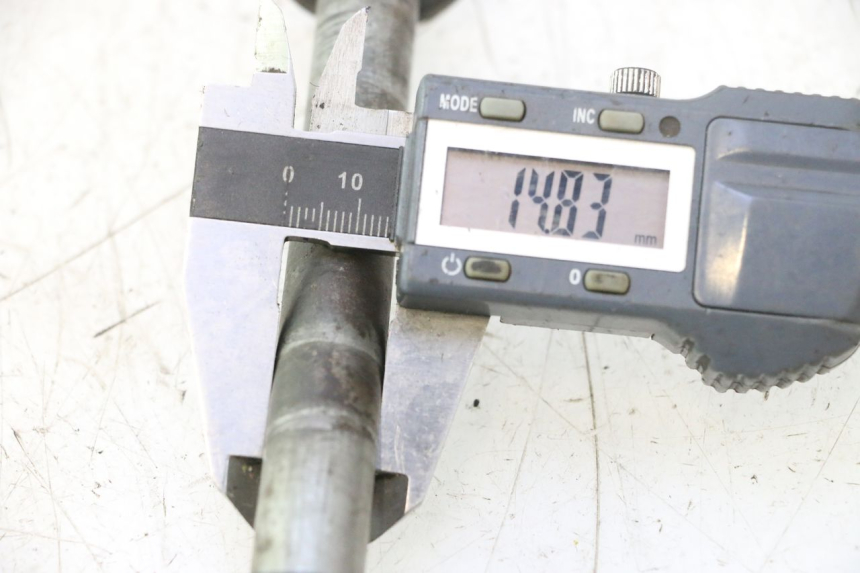 photo de AXE ROUE ARRIERE HONDA CB TWO FIFTY 250 (1991 - 2002) - Zoom état d’usage