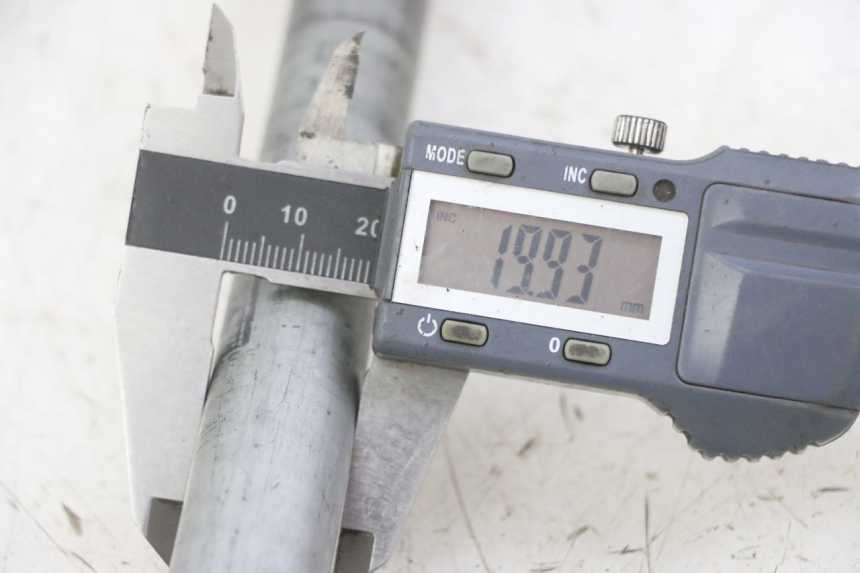 photo de AXE ROUE ARRIERE HONDA CBF 500 (2004 - 2007) - Détail de la pièce