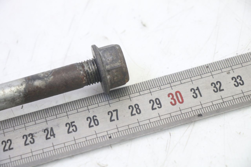 photo de AXE ROUE ARRIERE HONDA CBF 125 (2009 - 2015) - Autre angle de vue