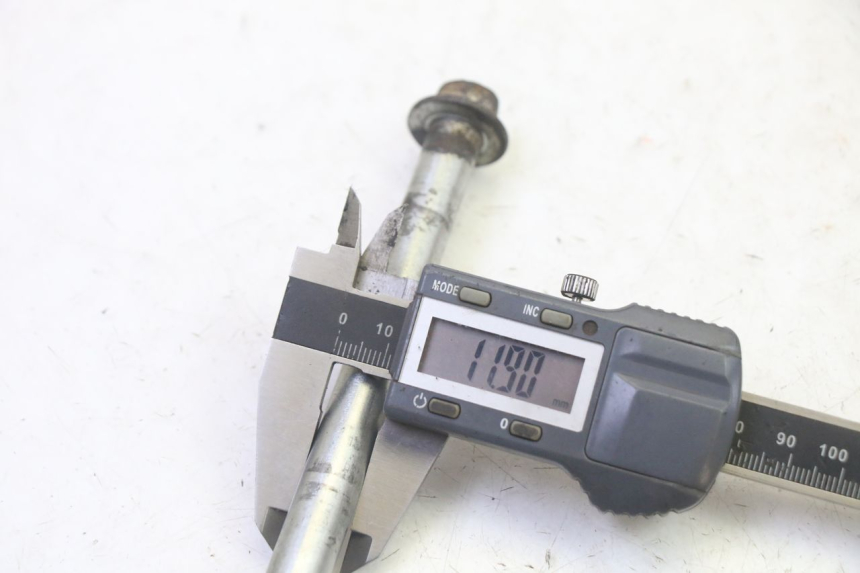 photo de AXE ROUE ARRIERE HONDA CBF 125 (2009 - 2015) - Gros plan technique