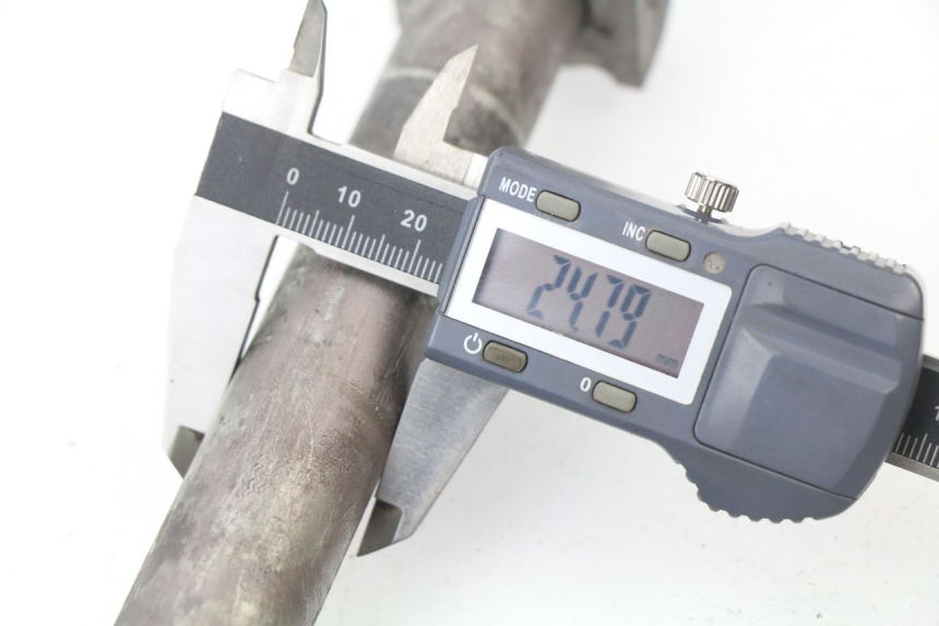 photo de AXE ROUE ARRIERE HONDA CBR 929 RR FIREBLADE 900 (2000 - 2001) - Zoom état d’usage