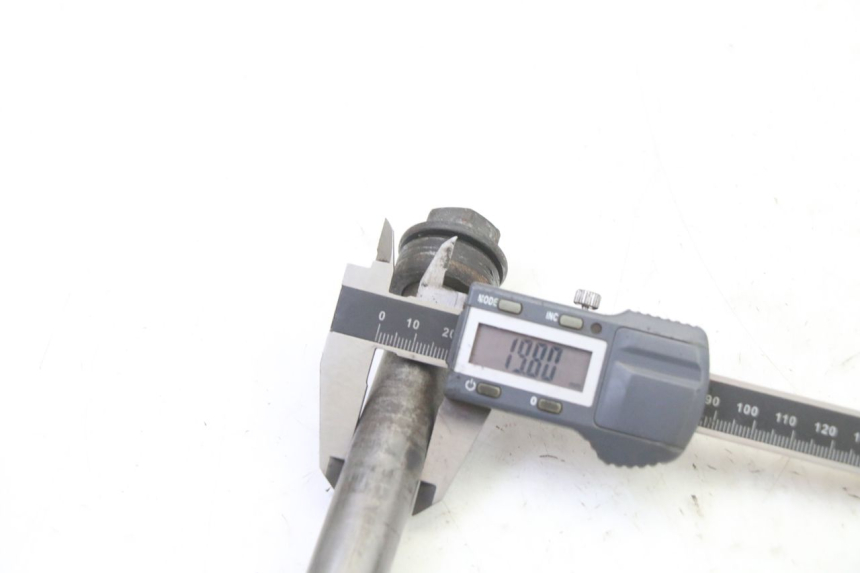 photo de AXE ROUE ARRIERE HONDA CBR RR FIREBLADE 900 (1992 - 1994) - Gros plan technique