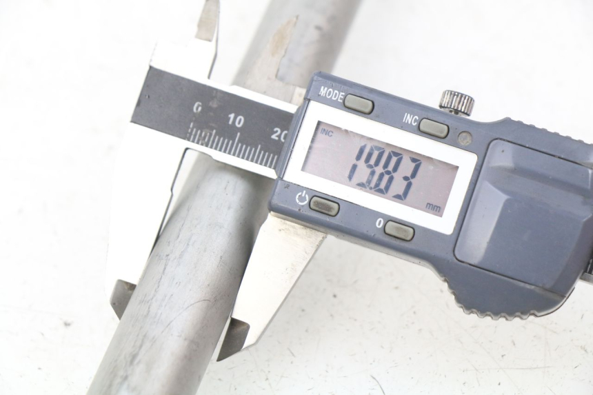 photo de AXE ROUE ARRIERE HONDA CBRF CBR-F PC41 600 (2011 - 2013) - Gros plan technique