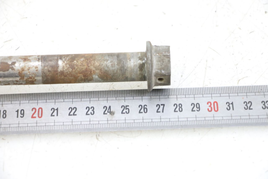 photo de AXE ROUE ARRIERE SHERCO CITY CORP 125 (2003 - 2007) - Zoom état d’usage