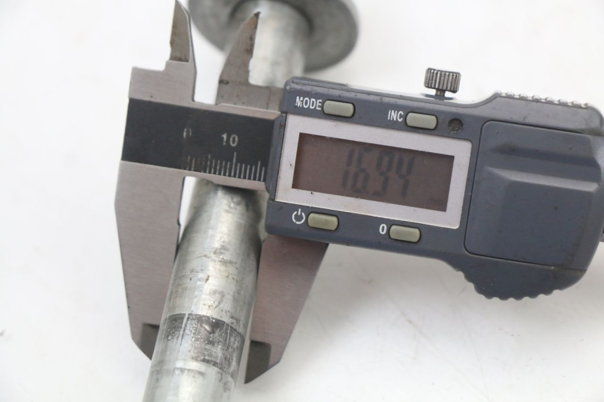 photo de AXE ROUE ARRIERE APRILIA CLASSIC 125 (1995 - 2001) - Gros plan technique