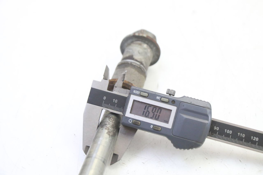 photo de AXE ROUE ARRIERE APRILIA CLASSIC 125 (1995 - 2001) - Gros plan technique