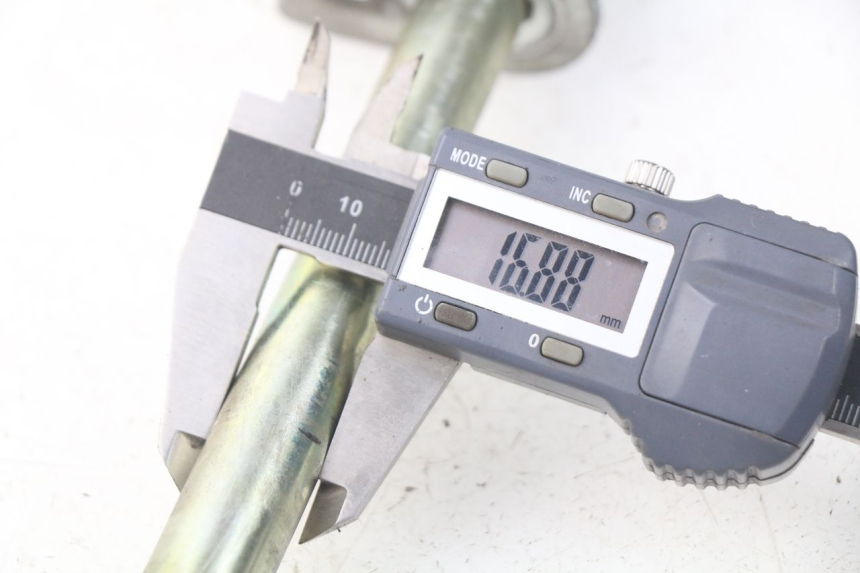 photo de AXE ROUE ARRIERE HYOSUNG COMET GTR 125 (2007 - 2014) - Détail de la pièce