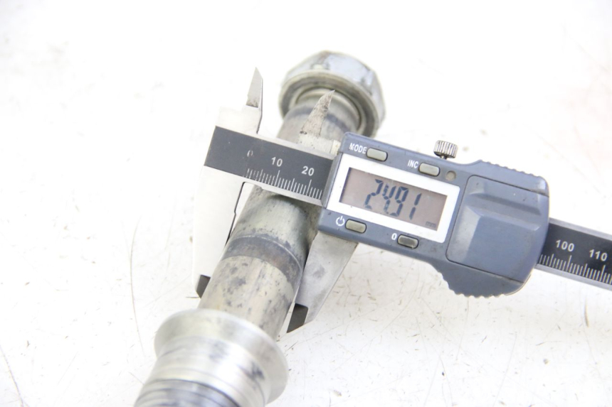 photo de AXE ROUE ARRIERE HONDA CRF 250 (2010 - 2013) - Zoom état d’usage